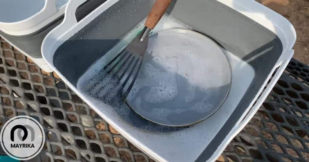 cleaning-cookware-while-camping