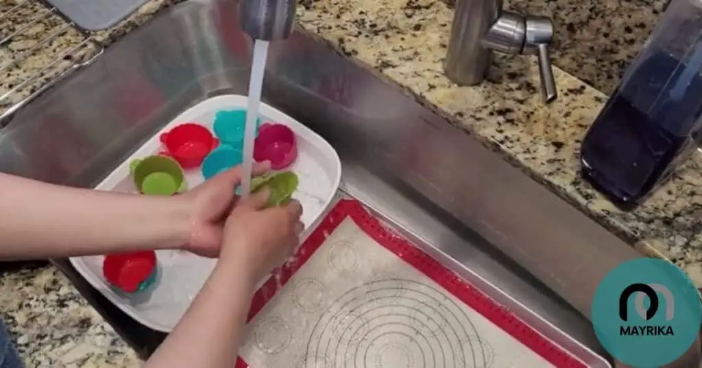 cleaning silicone bakeware